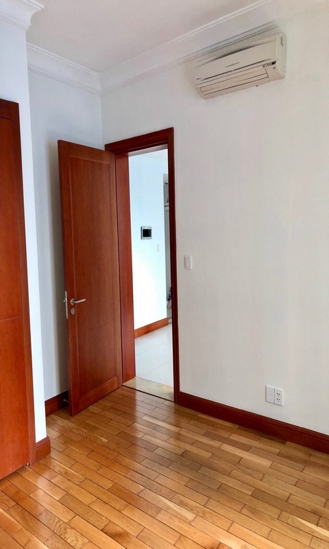 For rent apartment on Nguyen Huu Canh st, close to district 1