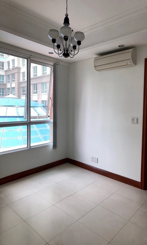 For rent apartment on Nguyen Huu Canh st, close to district 1