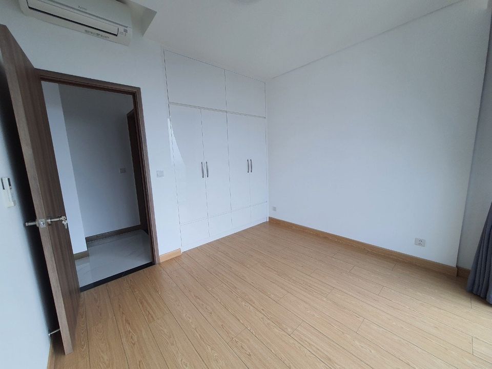 For rent 1-bedroom apartment in Sunwah Pearl, basic furniture