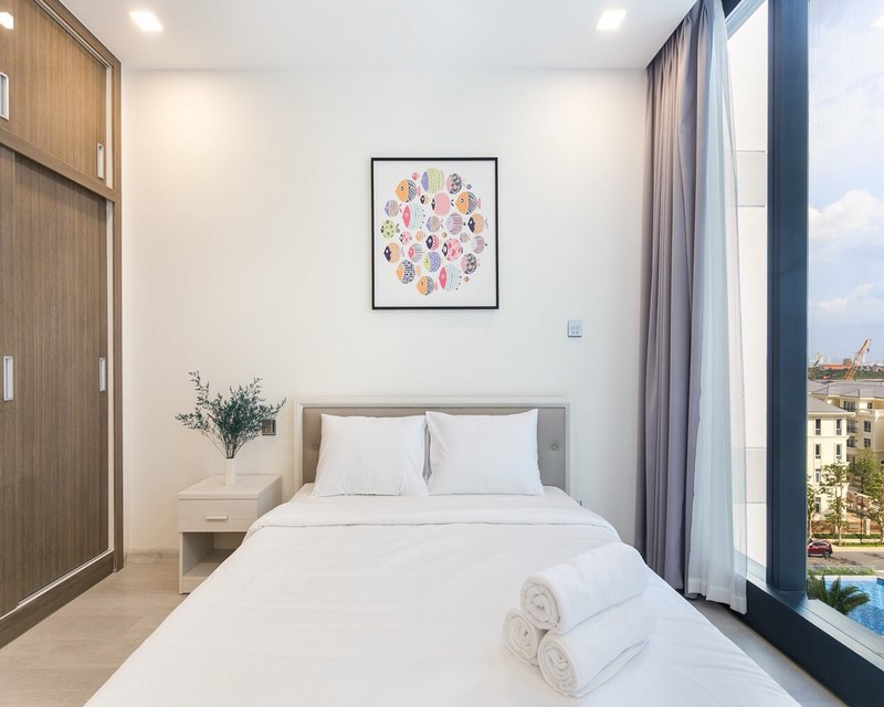 Luxury apartment in Vinhomes Golden River for rent